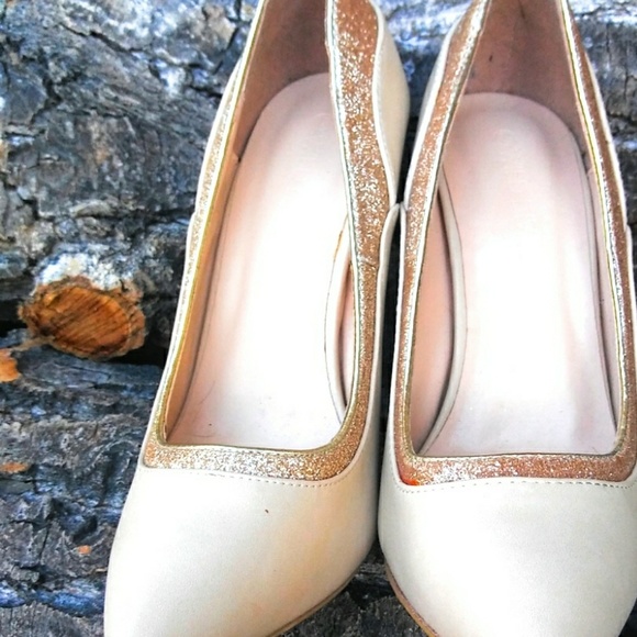 Nude/gold pointed toe pumps size 7.5 - Picture 2 of 2